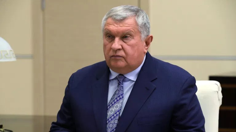 Сечин поздравил Путина с днем рождения новой нефтегазовой провинции в России