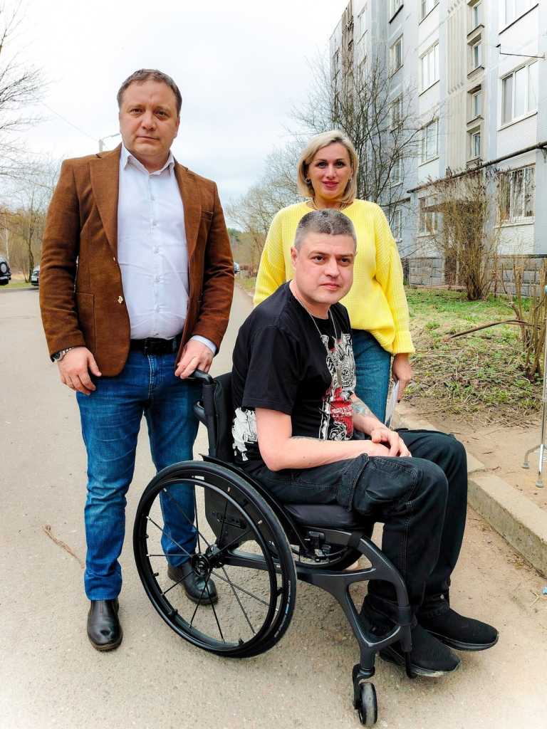 Ветерану СВО из Ломоносовского района передали карбоновую кресло-коляску для активной жизни.