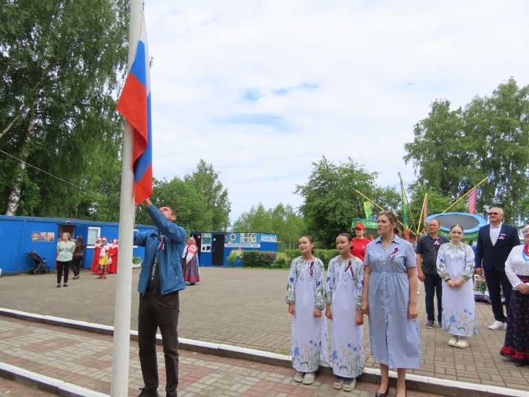 На празднике в честь Дня России в Парке культуры и отдыха водили хоровод единства, мастерили куклу-кувадку, дружно пели, танцевали и играли в народные игры!