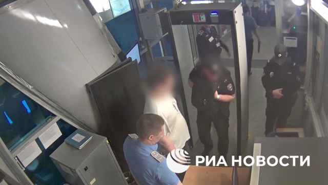 ФСБ показала видео задержания агента украинских спецслужб с бомбой в метро
