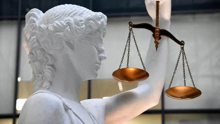 Суд продлил арест первому замминистра строительства ДНР Мирваезовой