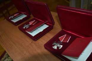 Семьям погибших пограничников передали ордена Мужества