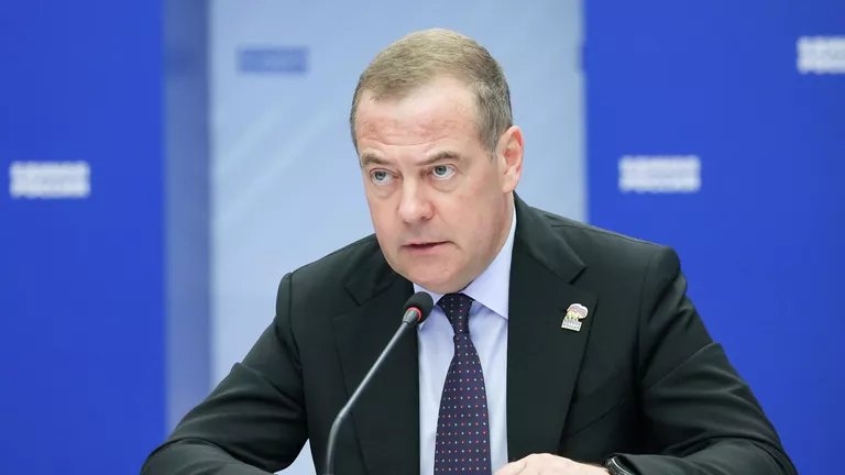 Медведев назвал решения США по санкциям актом войны против России