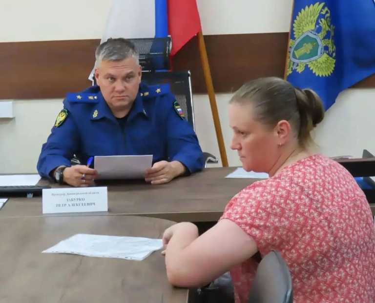 В Сланцевском районе Пётр Забурко провел личный приём граждан
