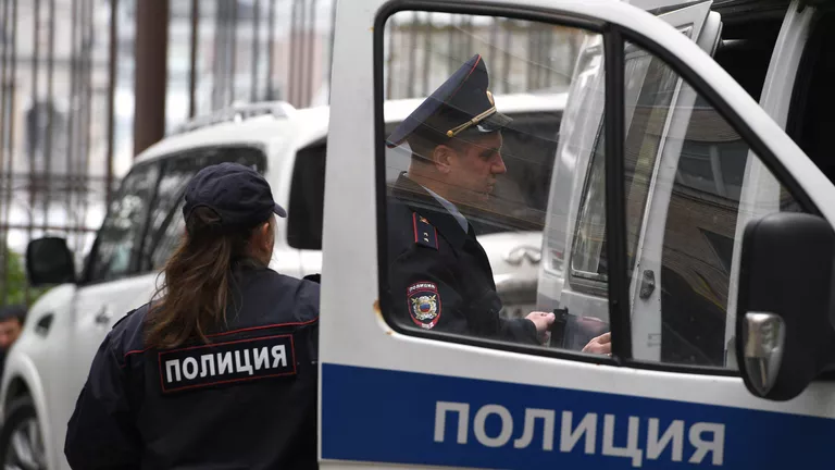 Вучич: протестующие разрушили офис правящей партии Сербии в Нови-Саде