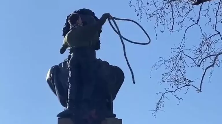 Укронацизм: в Одессе вандалы набросили на памятник Пушкину петлю и повесили объявление